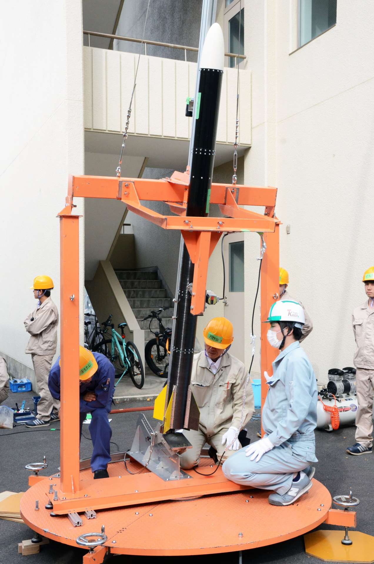 発射台に据えた鹿児島ロケット６号機＝４日、鹿児島市の鹿児島大学