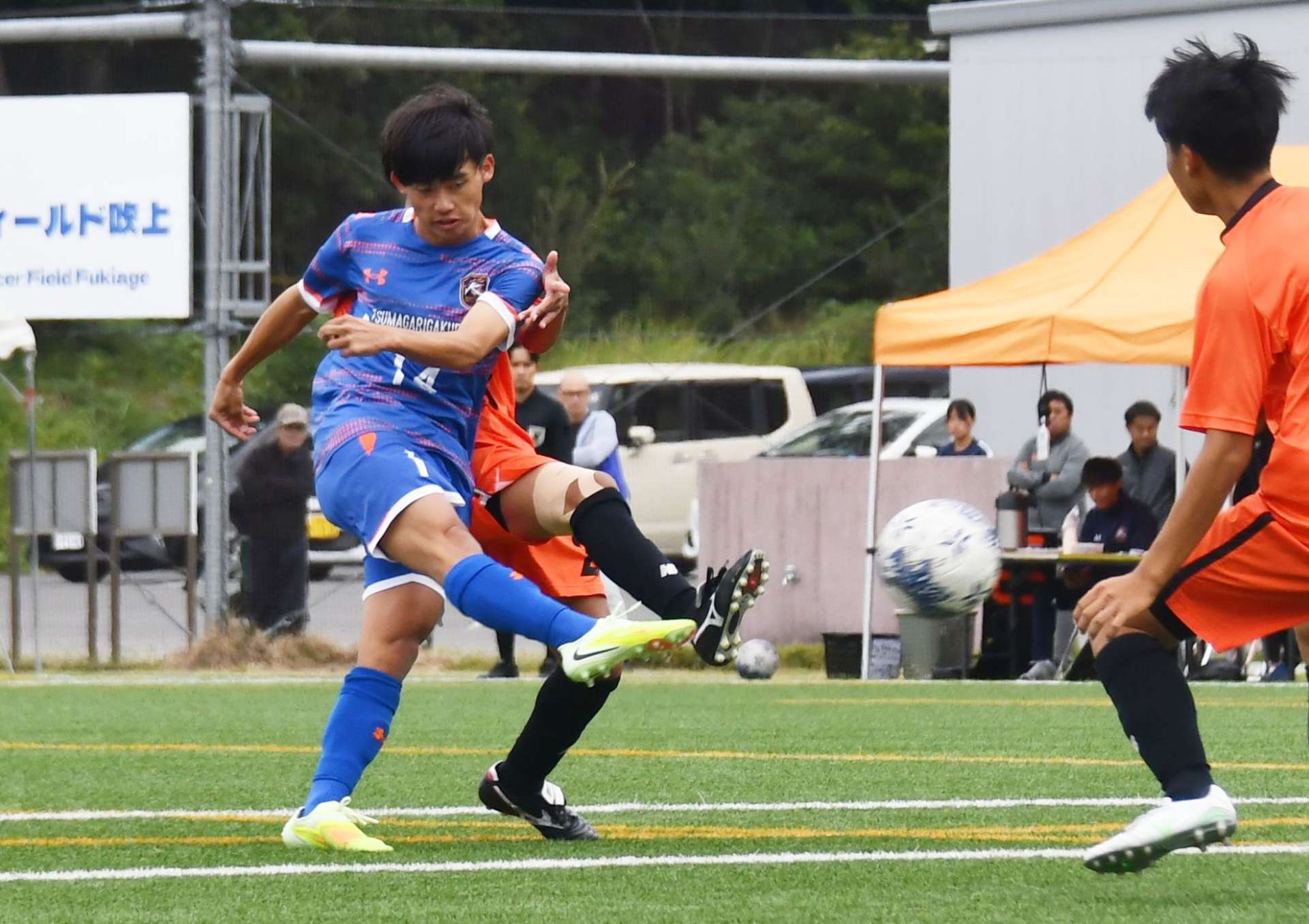 前半６分、鹿児島の川口がシュートを決める＝コトブキサッカーフィールド吹上