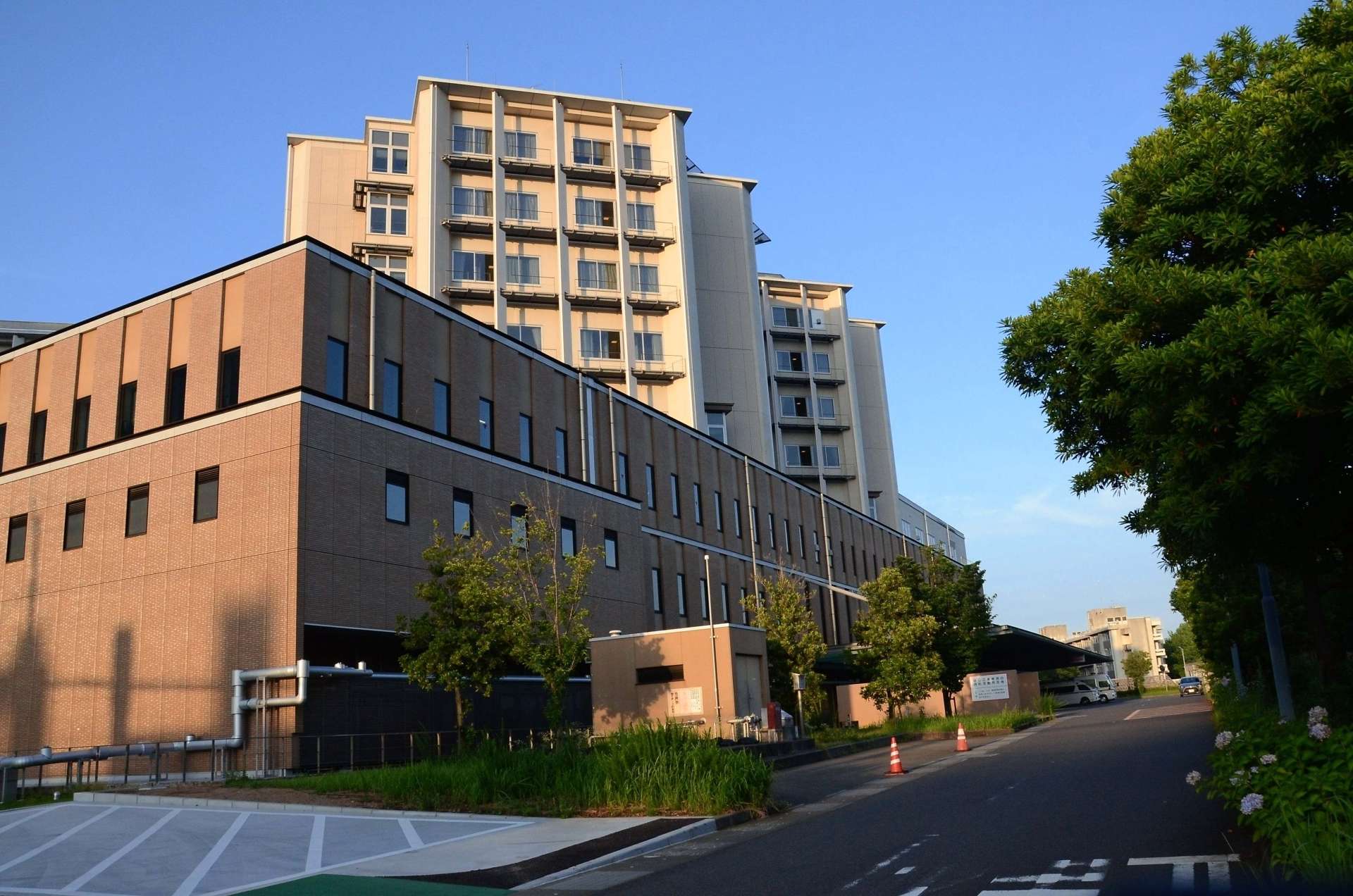 ２年連続の赤字決算が報告された鹿児島市立病院＝１８日、鹿児島市上荒田町