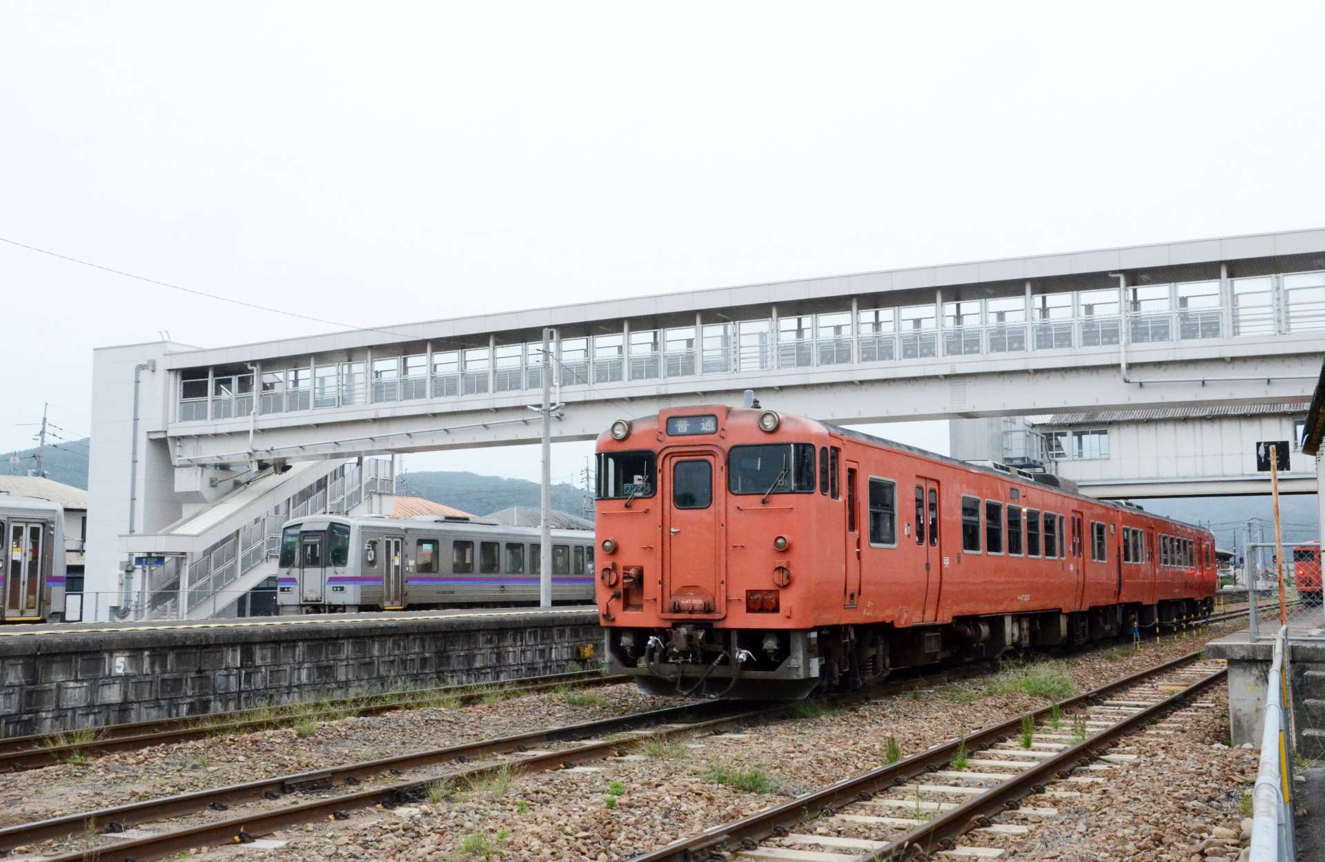 ＪＲ三次駅に停車する気動車「キハ４７」（右）。奥の「キハ１２０」へ乗り換えるとローカル線の雰囲気は濃くなった＝９月２８日、広島県三次市