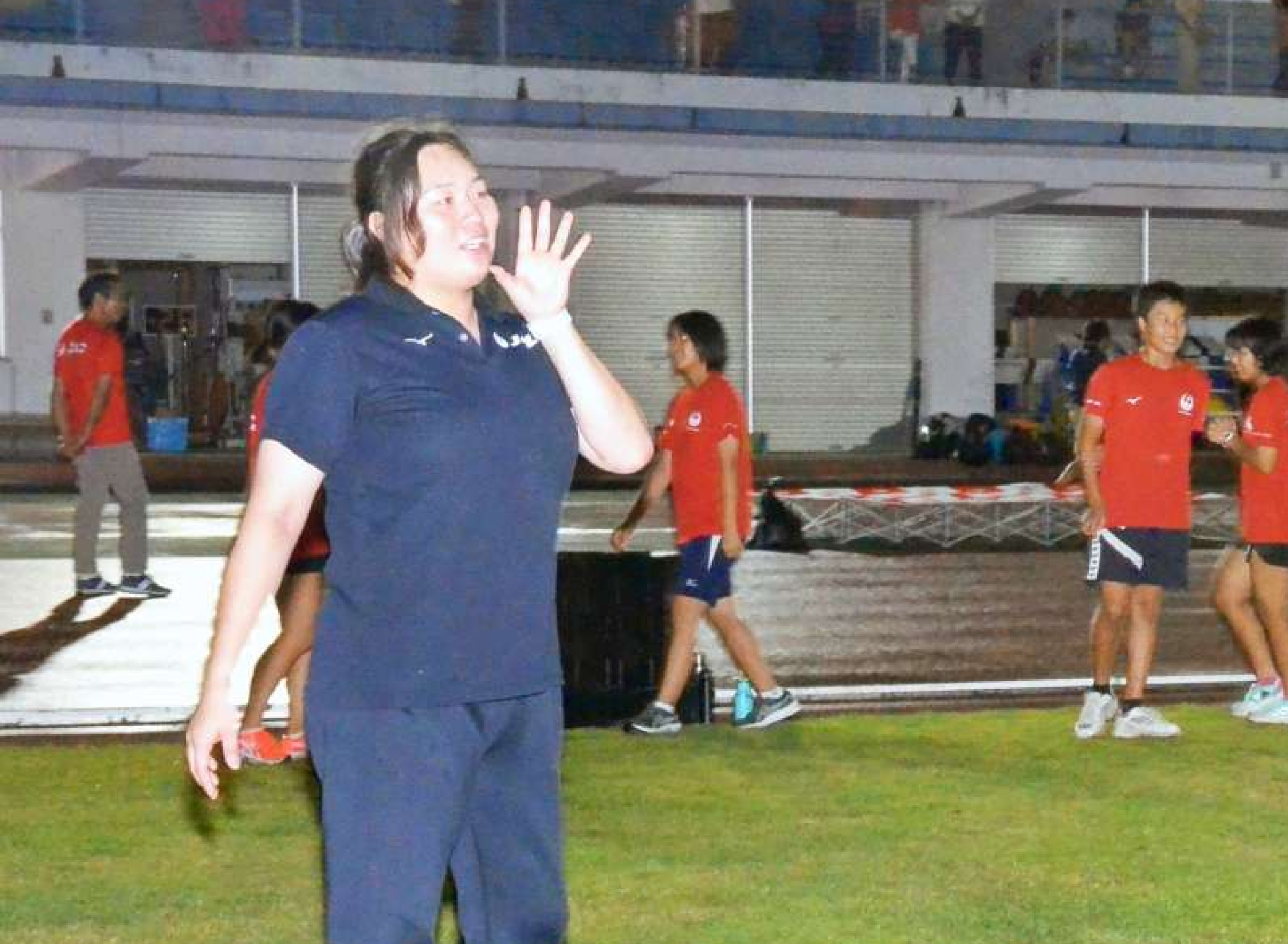 投てきのトレーニングを指導する北口榛花選手（左）＝奄美市名瀬の名瀬運動公園