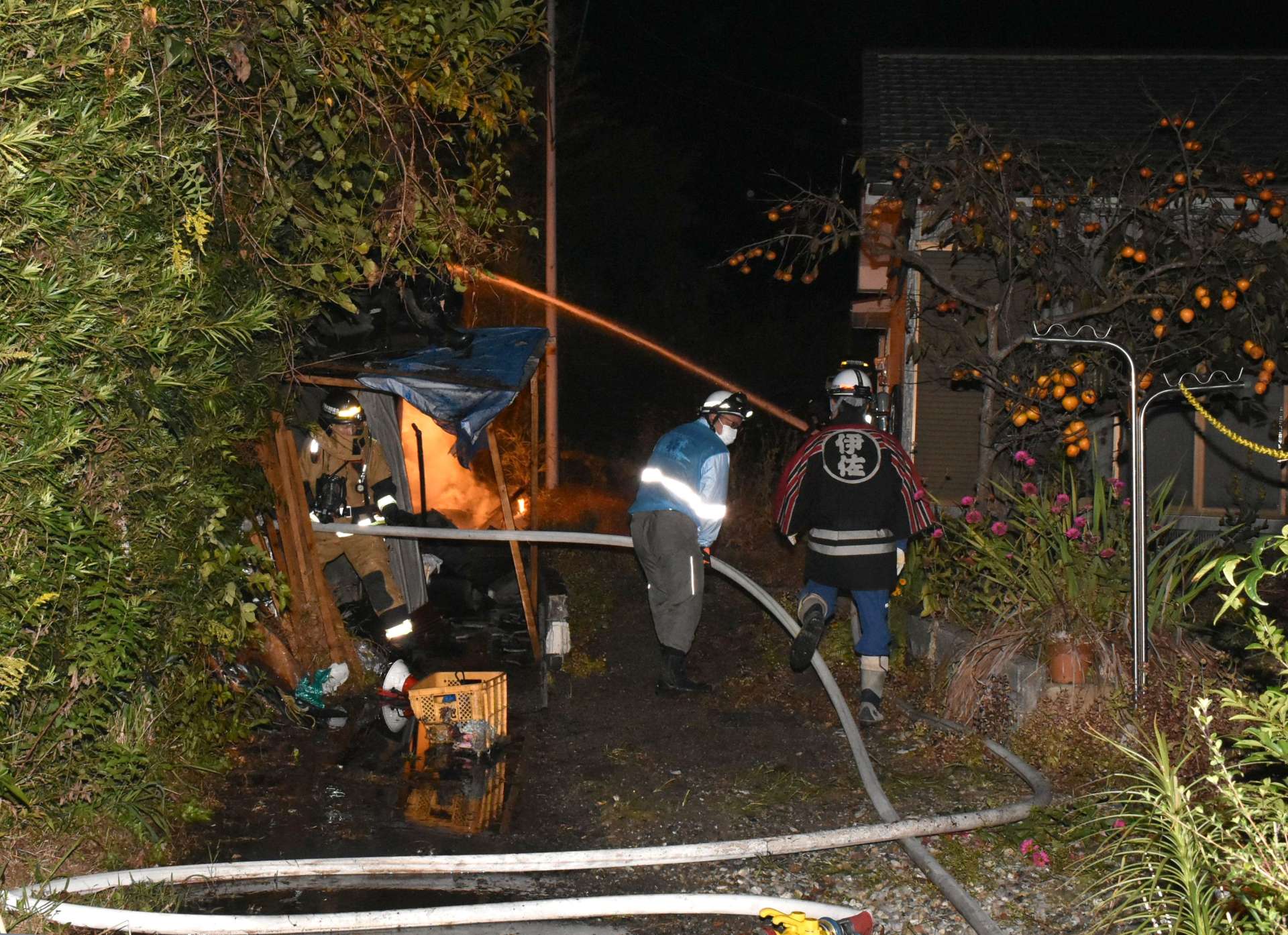 消火活動に当たる消防隊員ら＝５日午前１時５０分ごろ、伊佐市大口里