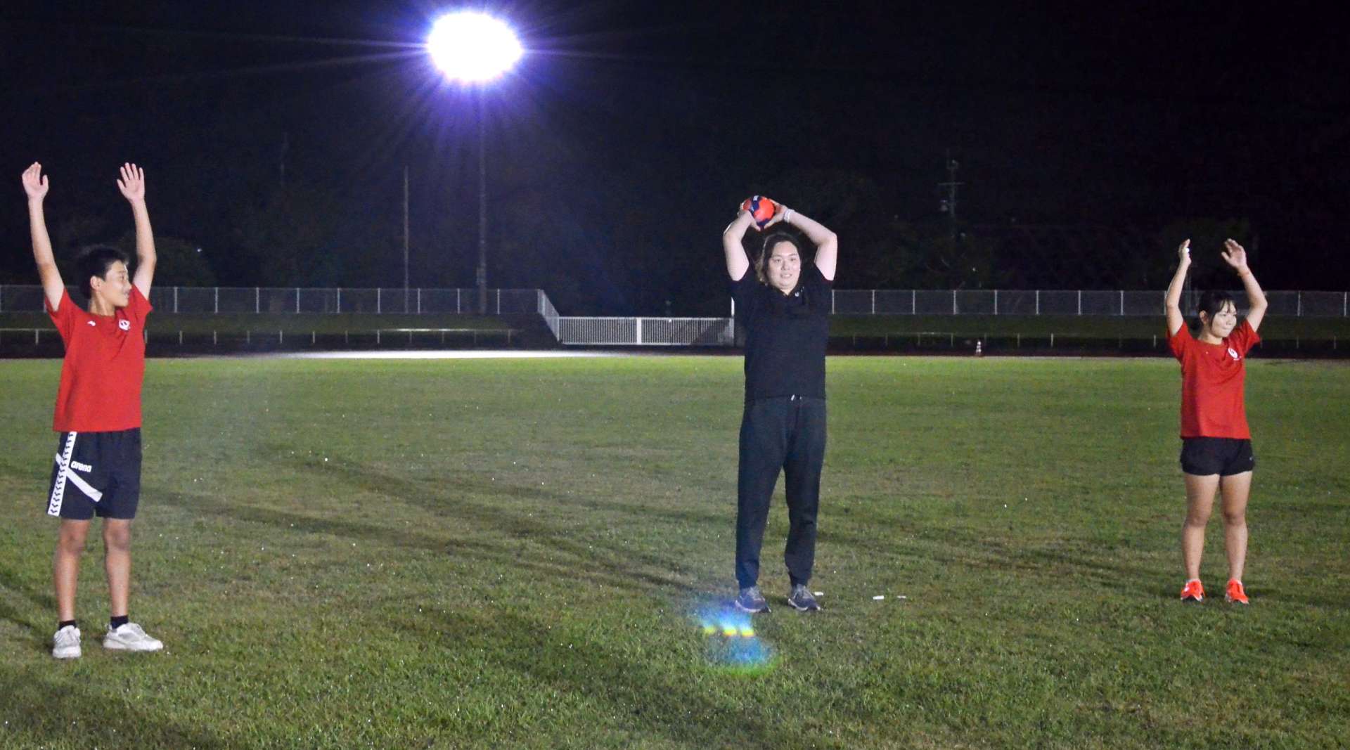 投てきのトレーニングを指導する北口榛花選手（中央）＝奄美市名瀬の名瀬運動公園