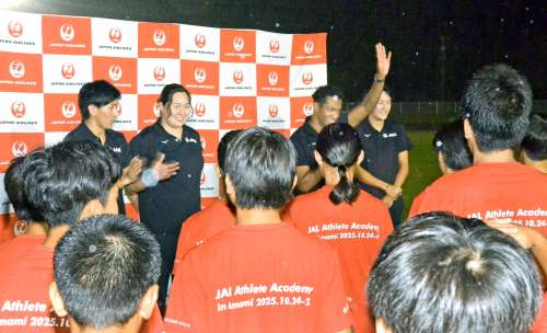 参加者の質問に答える選手＝奄美市名瀬の名瀬運動公園