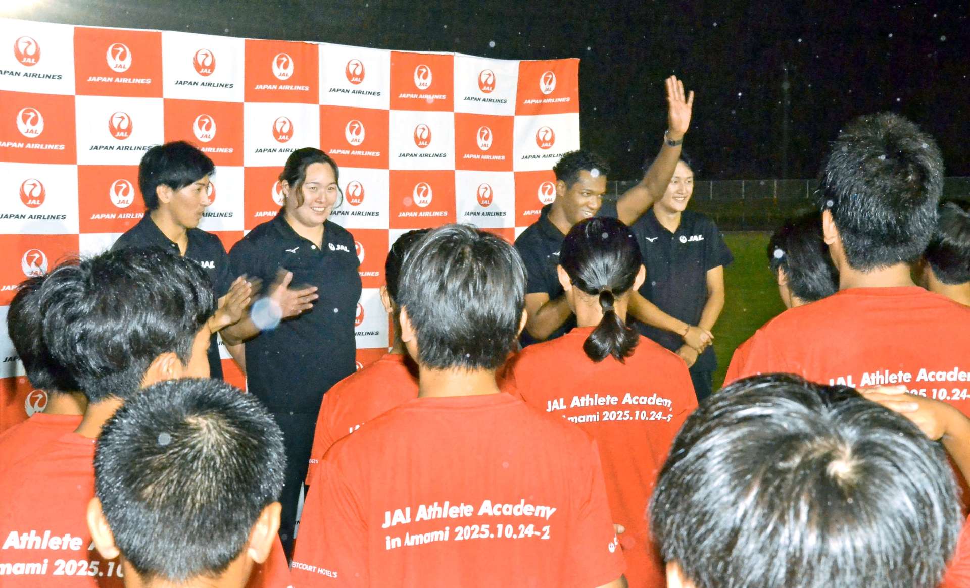 参加者の質問に答える選手＝奄美市名瀬の名瀬運動公園