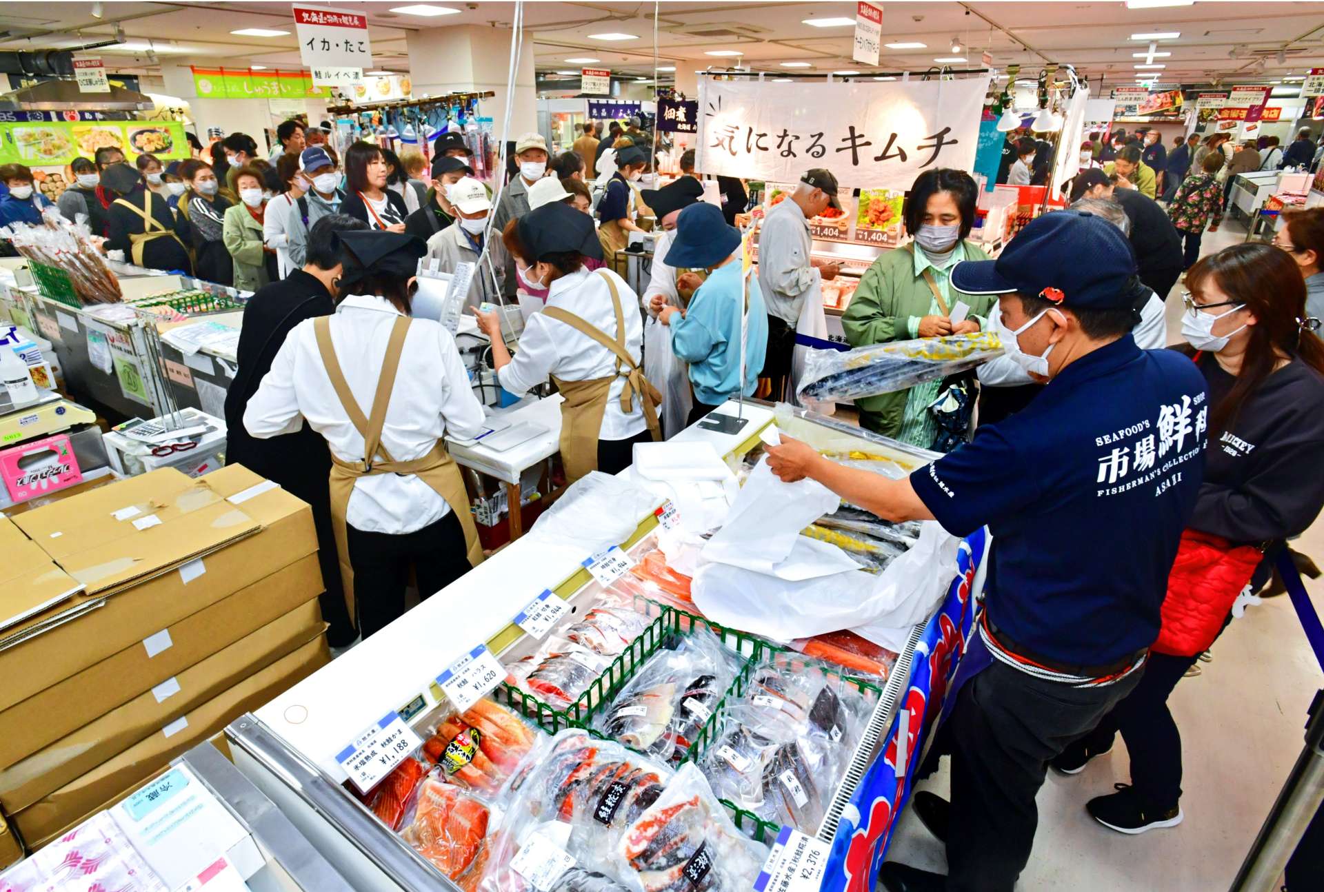 買い物客でにぎわう北海道物産展の会場＝５日午前、鹿児島市の山形屋