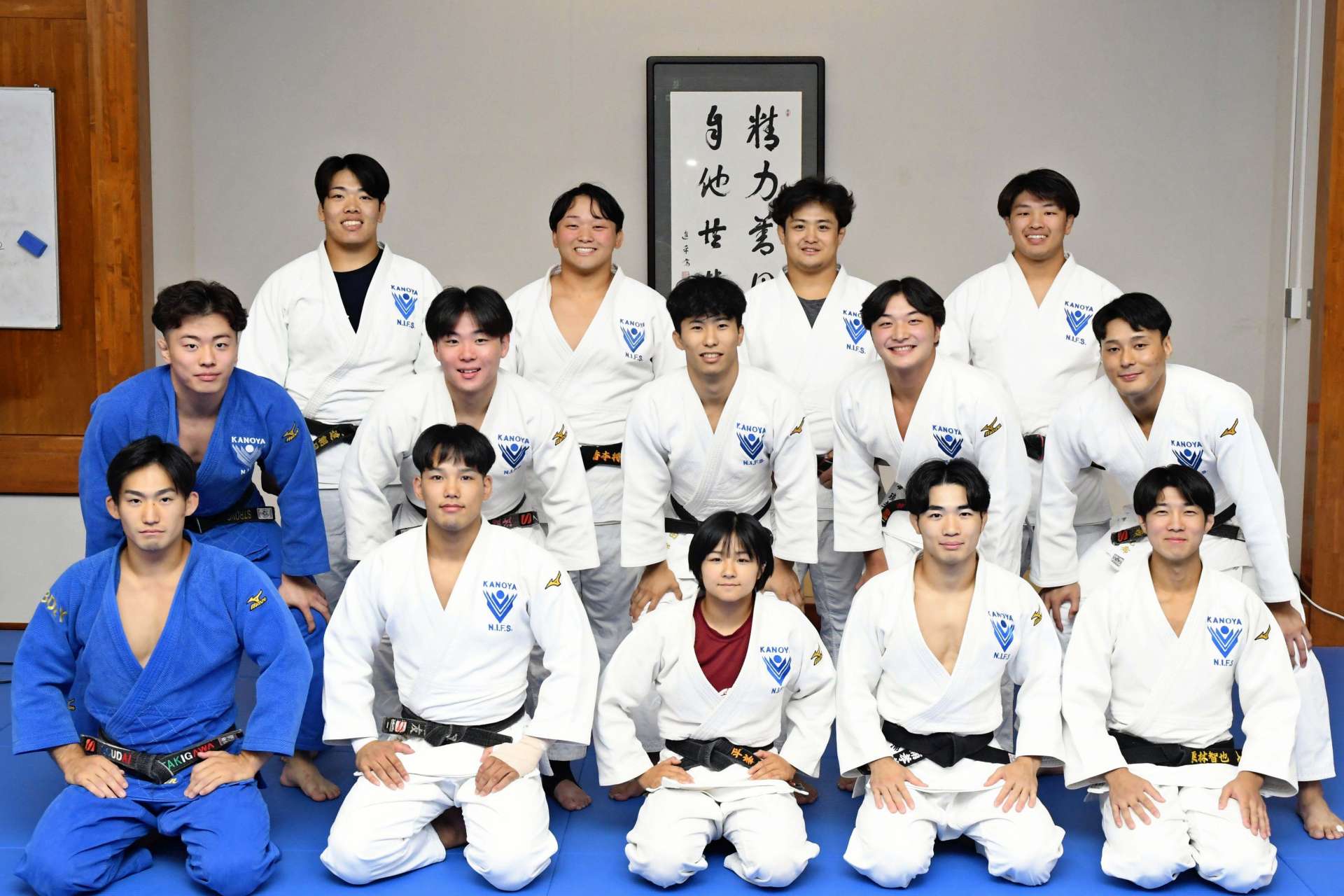 全国大会で個人準優勝を果たした平峯夏鈴（下段中央）と団体５位に入った男子のメンバー＝鹿屋体大