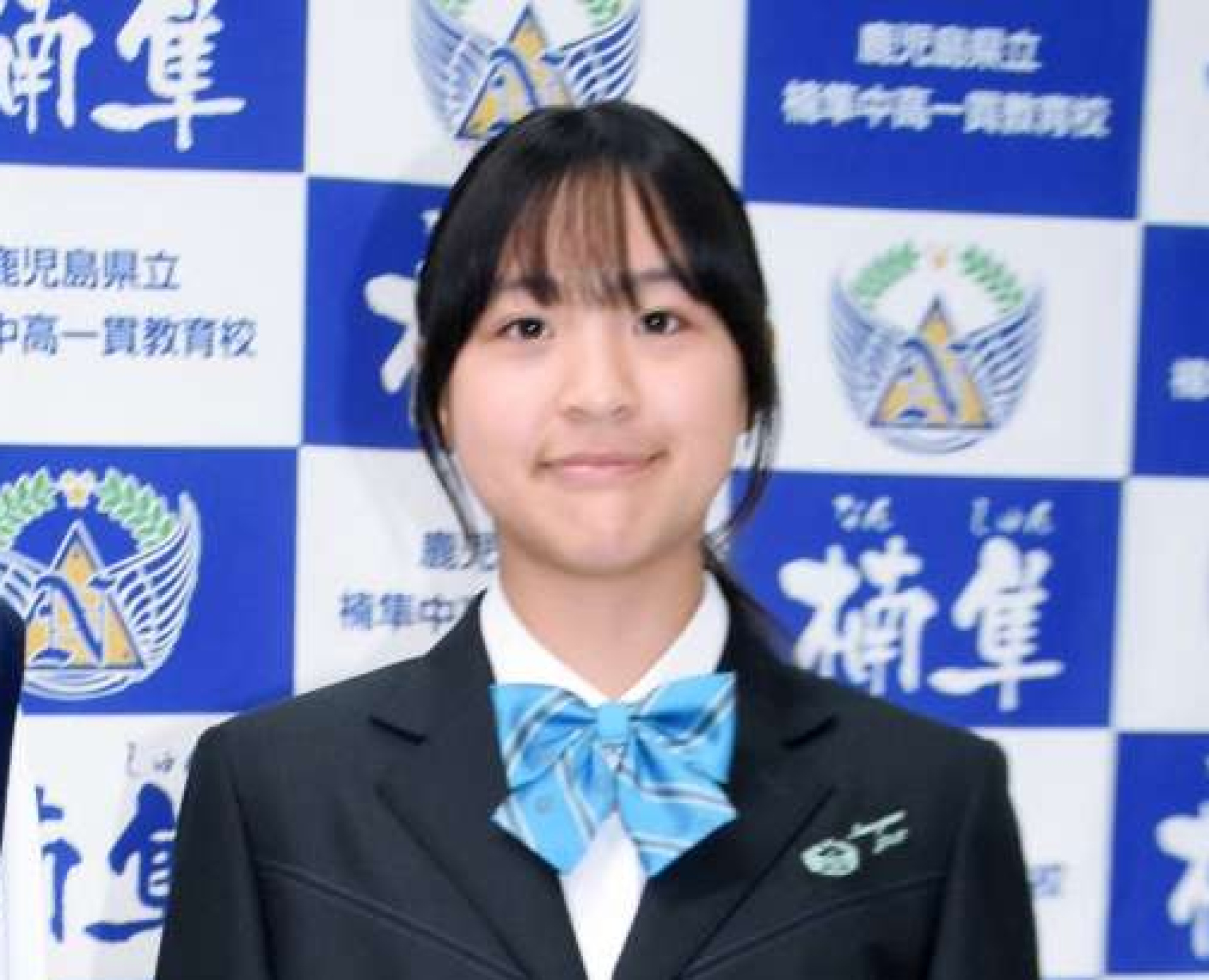 お披露目された中学生女子の制服＝肝付町の楠隼中高一貫教育校