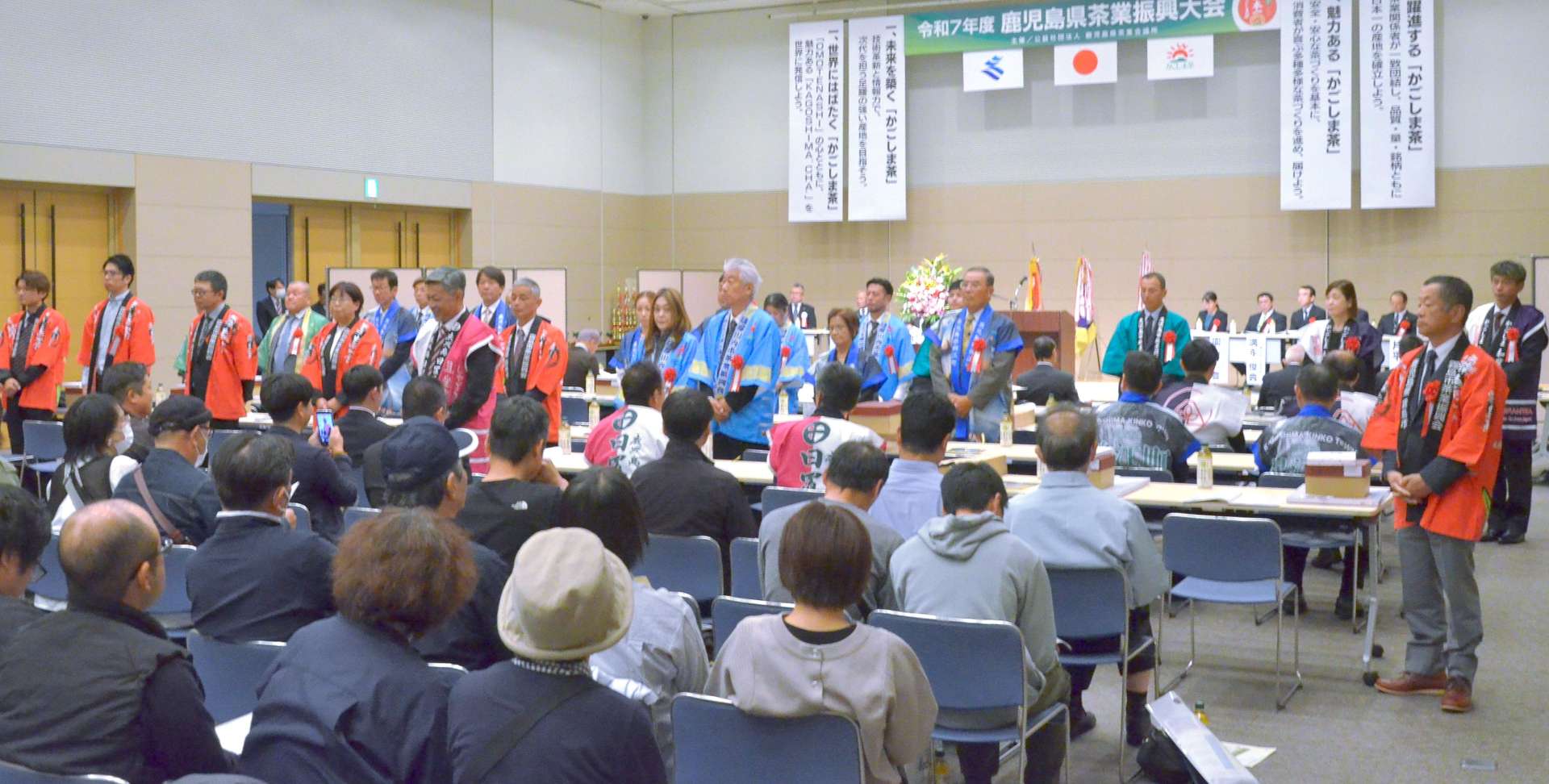 県茶品評会や県茶経営改善コンクールの入賞者をたたえる県茶業振興大会＝５日、鹿児島市のカクイックス交流センター