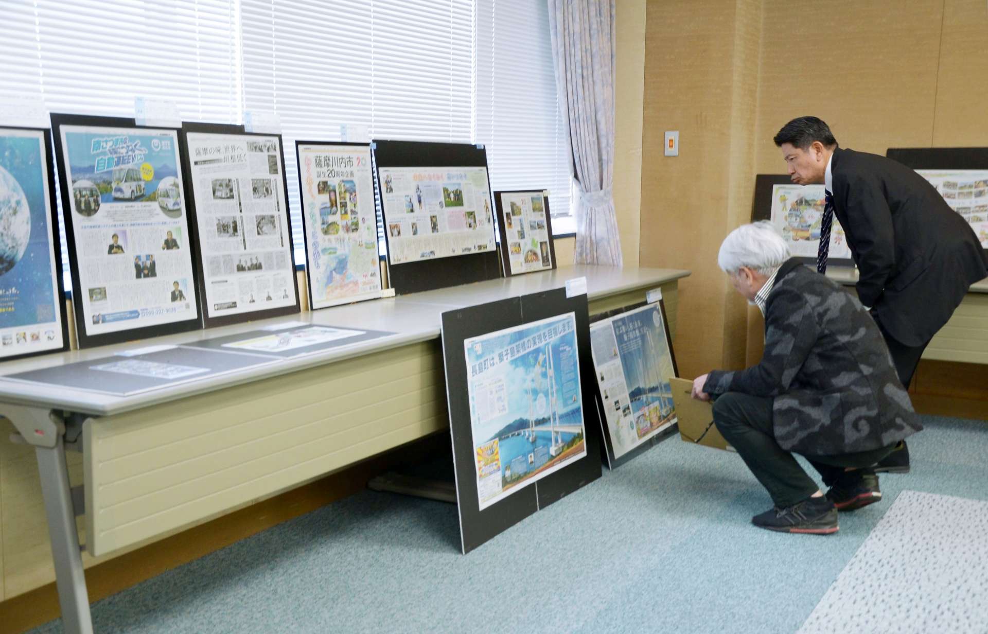 南日本広告文化賞の応募作品を審査する審査員＝５日、鹿児島市の南日本新聞会館