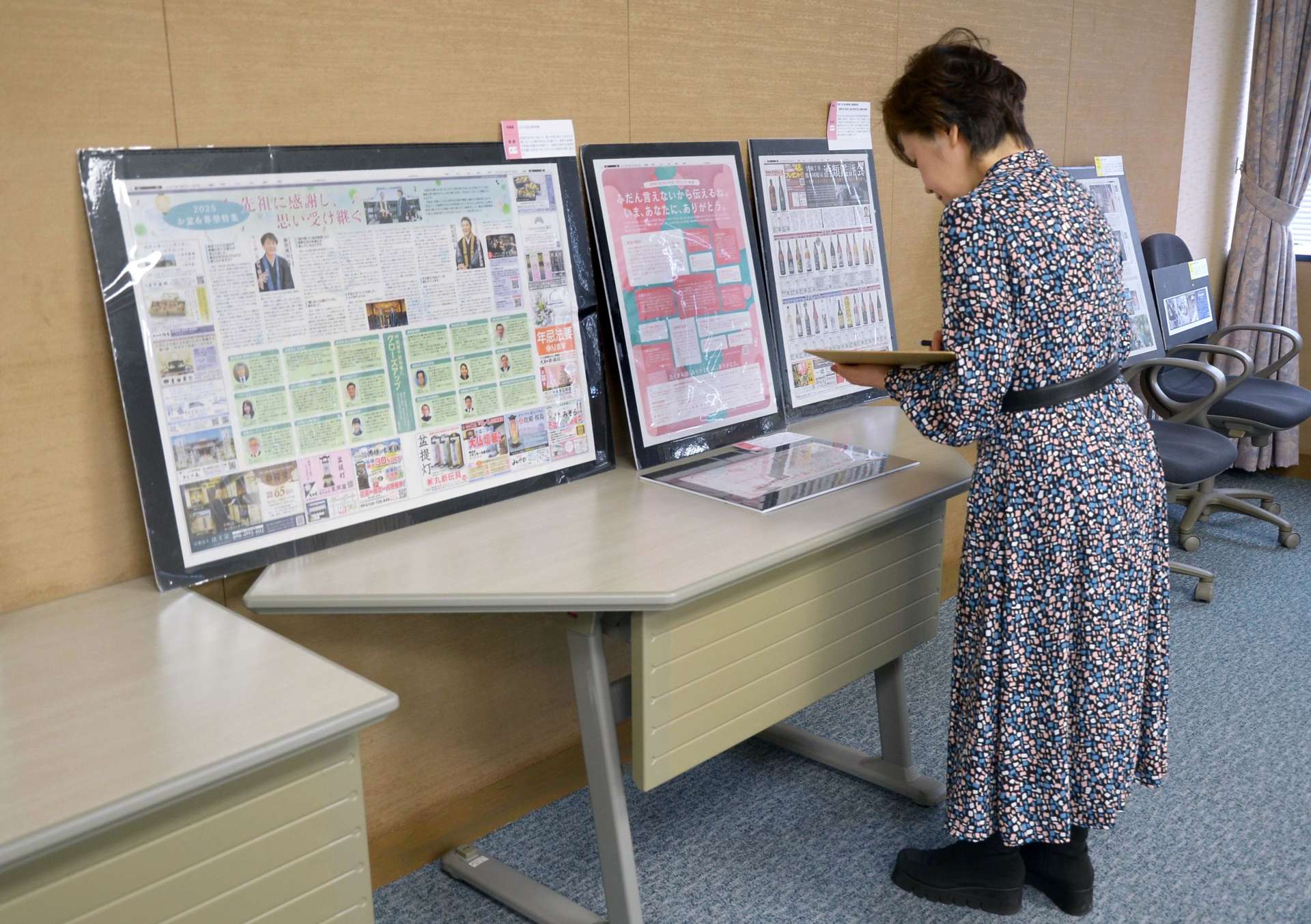 南日本広告文化賞の応募作品を審査する審査員＝５日、鹿児島市の南日本新聞会館