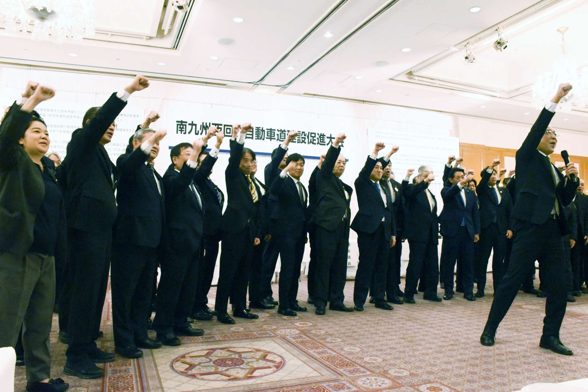 南九州西回り自動車道の早期開通を誓う関係者＝５日、東京・平河町