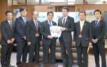 川内川改修の要望書を提出する関係者＝５日、国交省