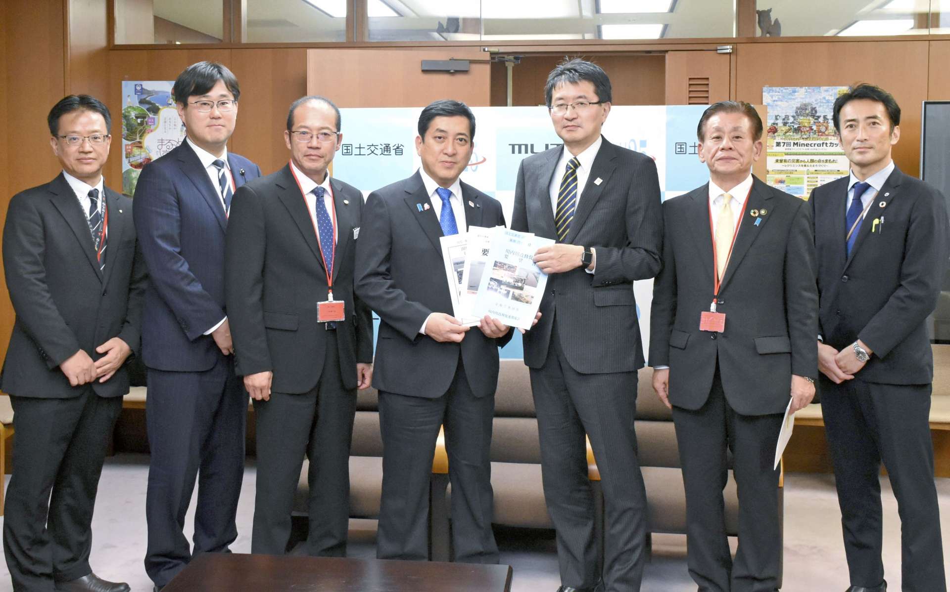 川内川改修の要望書を提出する関係者＝５日、国交省