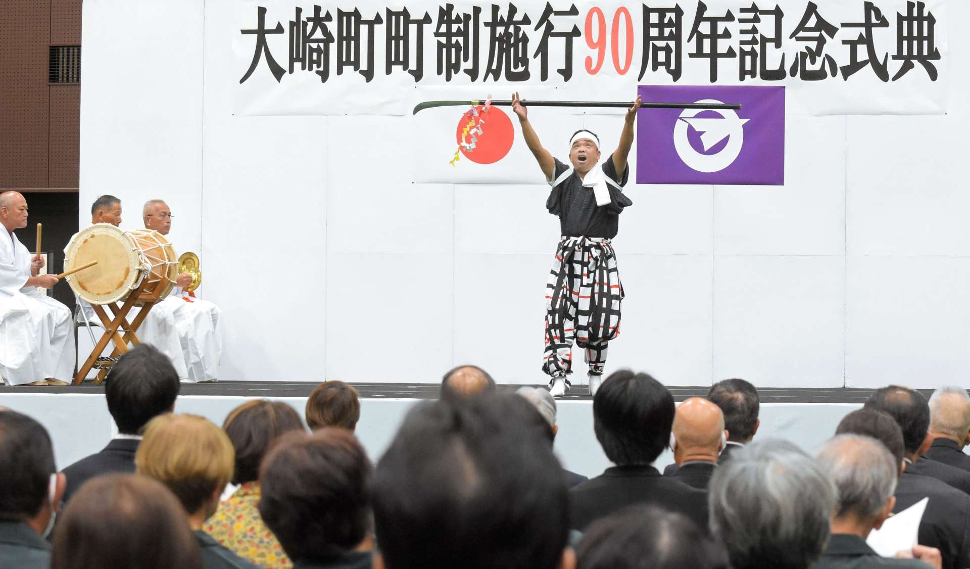 なぎなた舞を披露する野方地区神舞保存会＝大崎町総合体育館