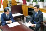 山下雄平副大臣（左）と面会する塩田康一鹿児島県知事＝５日、農林水産省