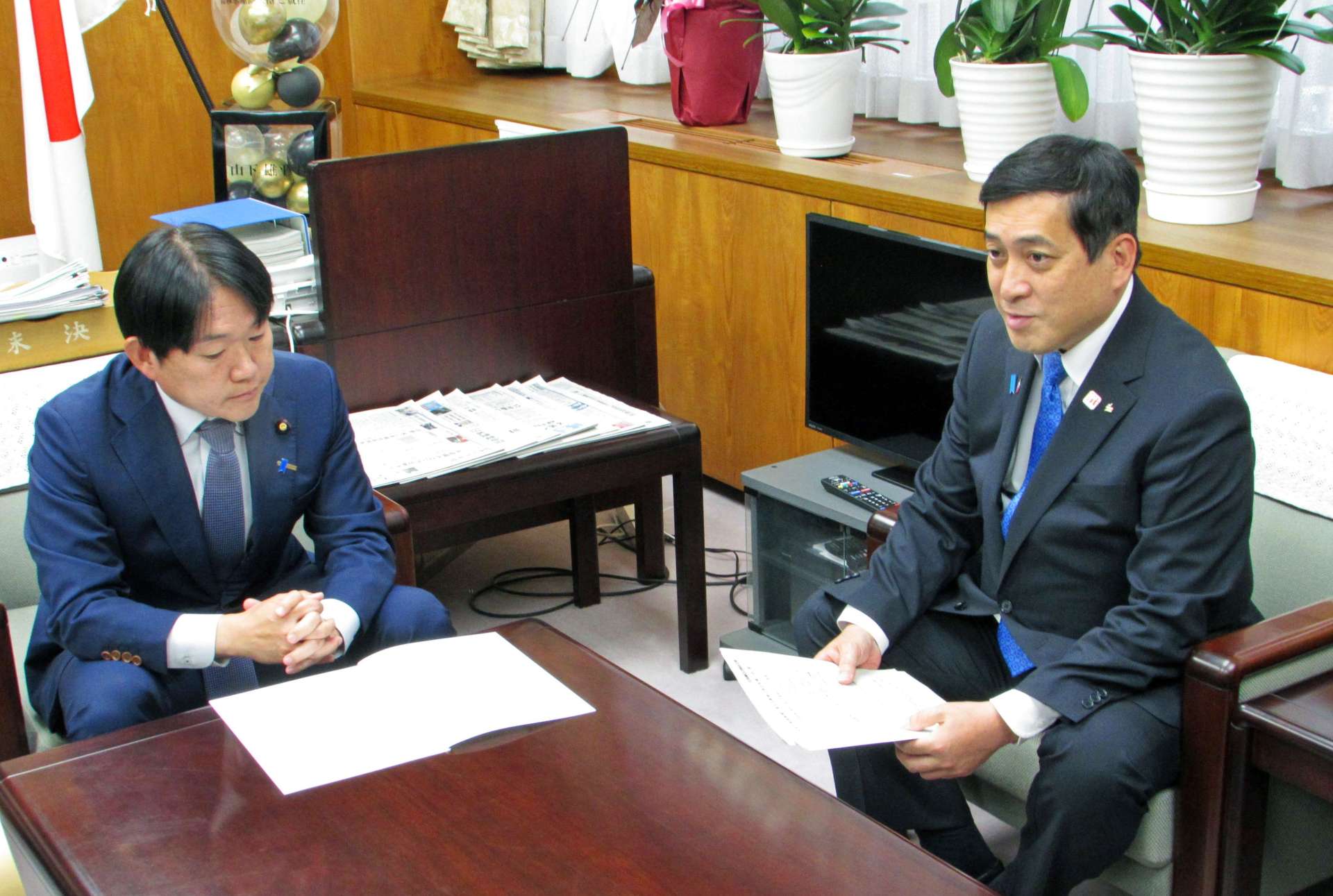 山下雄平副大臣（左）と面会する塩田康一鹿児島県知事＝５日、農林水産省