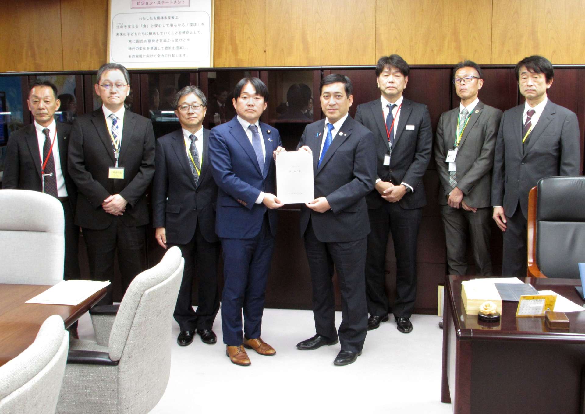 肉用牛関連施策に関する提案書を提出する塩田康一鹿児島県知事（右から４人目）＝５日、農林水産省