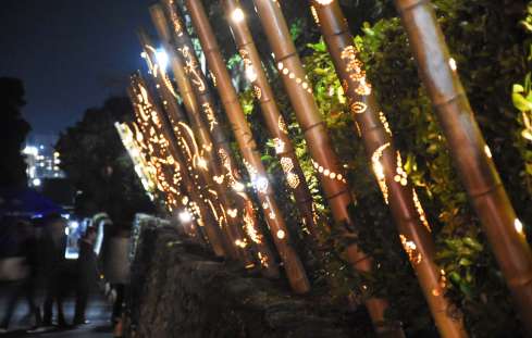 武家屋敷群を照らす竹灯籠＝出水市麓町