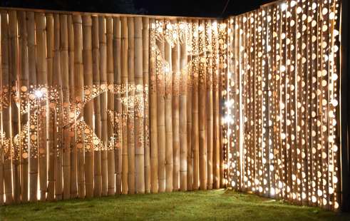 〈関連〉ツルなどをイメージした竹灯籠。きらびやかながらも、柔らかに照らす＝出水市麓町