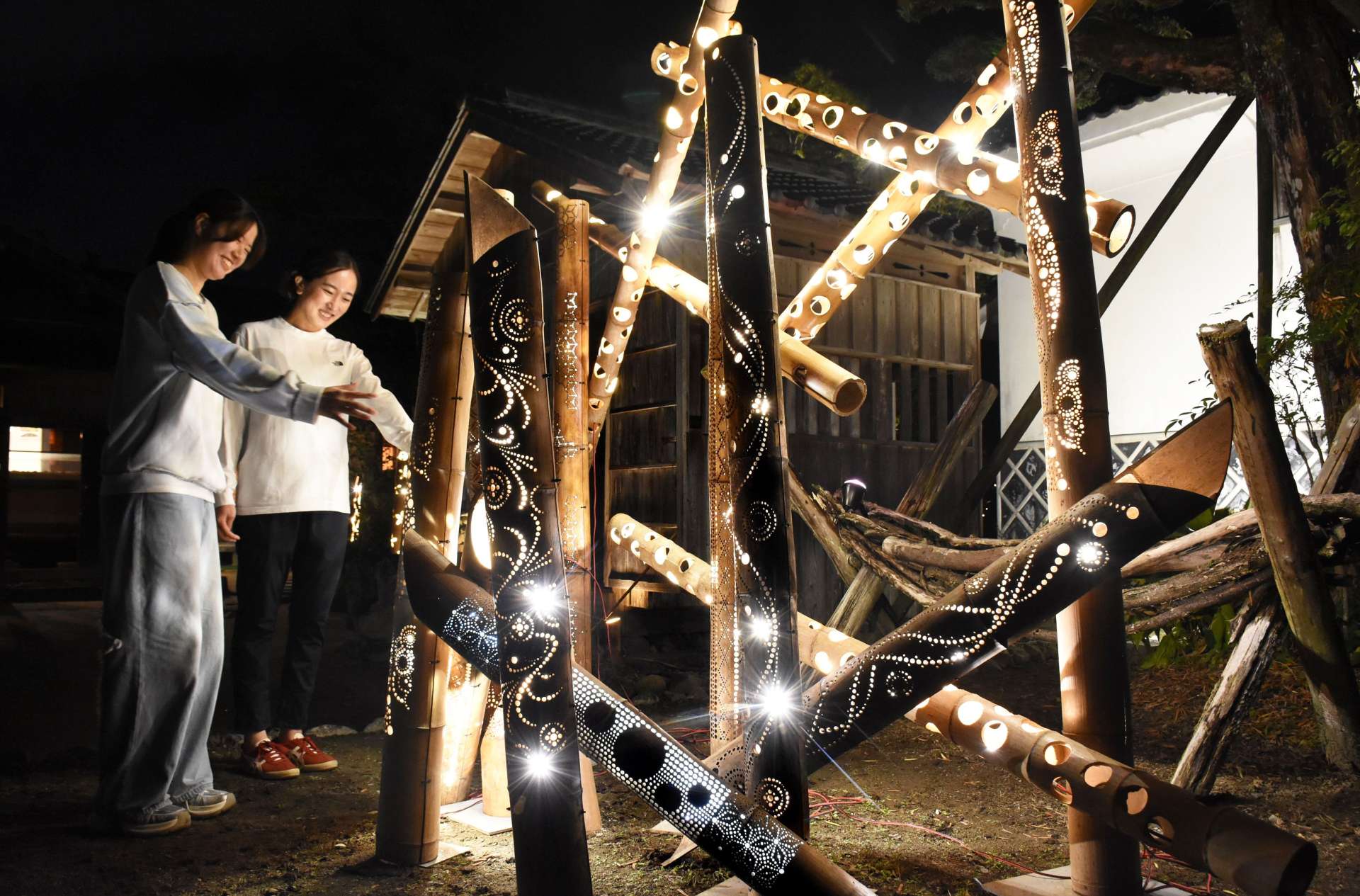 竹添邸で照らされる竹灯籠＝出水市麓町