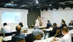 事業承継セミナーで講師のアドバイスに耳を傾ける経営者ら＝５日、鹿児島市