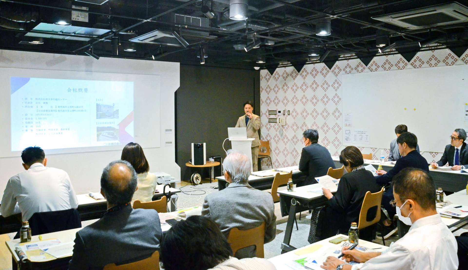 事業承継セミナーで講師のアドバイスに耳を傾ける経営者ら＝５日、鹿児島市