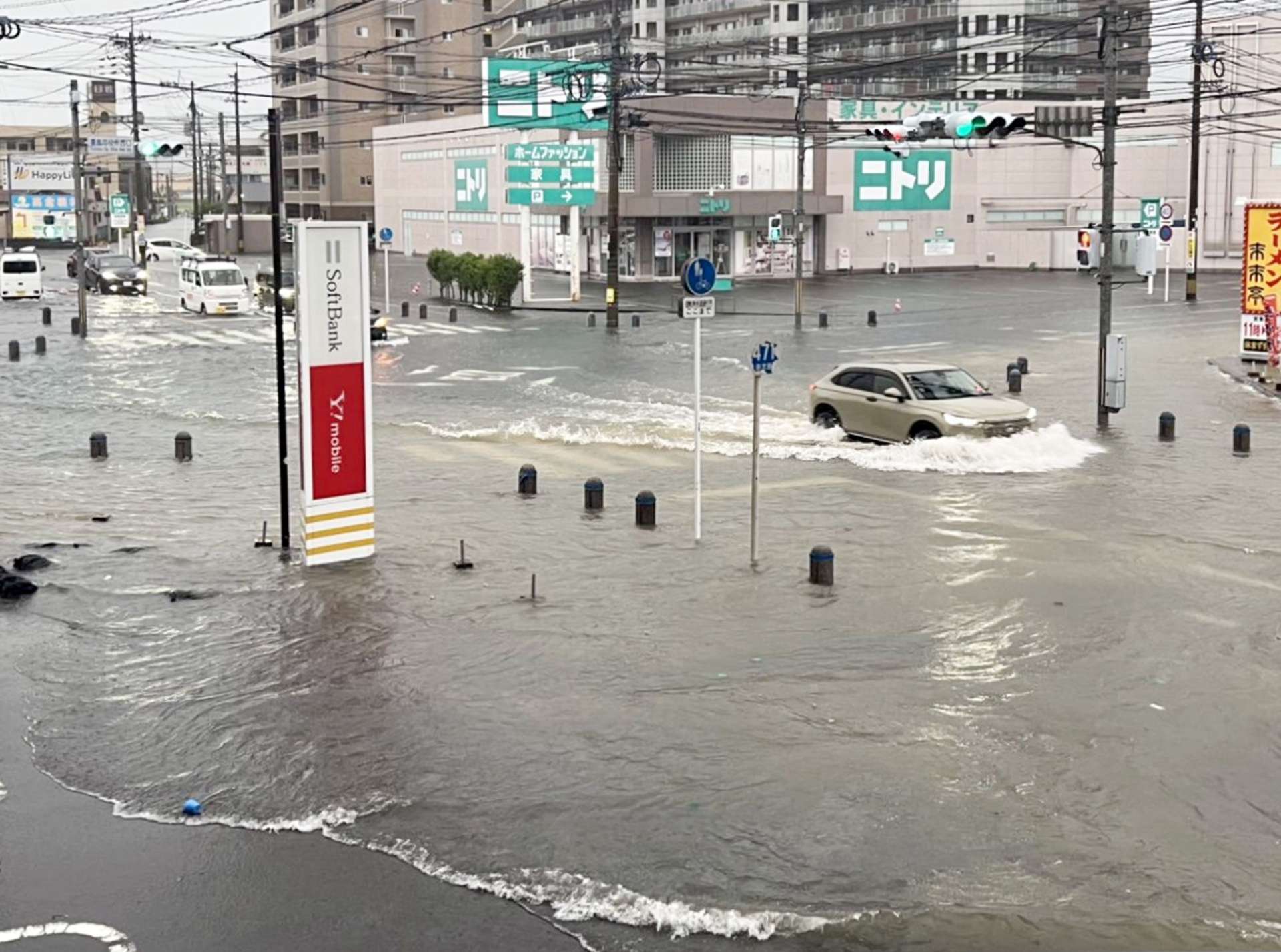 記録的大雨で浸水した国分市街地＝８月８日、霧島市国分中央５丁目