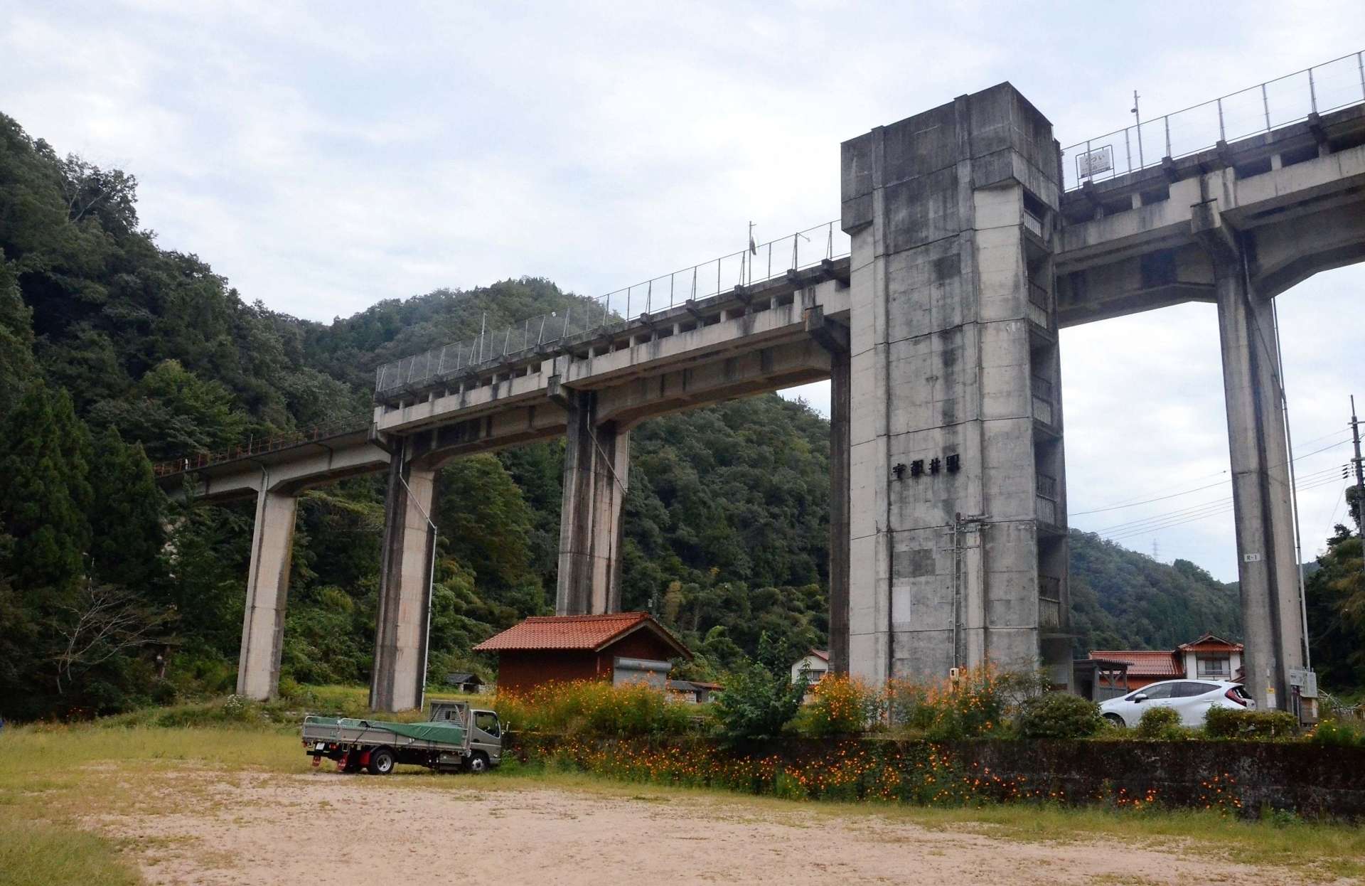 「天空の駅」と呼ばれ、休日はトロッコ列車が走る旧三江線の宇都井駅＝９月３０日、島根県邑南町