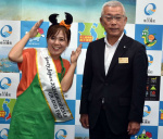 ビューティージャパンのグランプリを目指す石畑歩さん（左）＝南大隅町役場