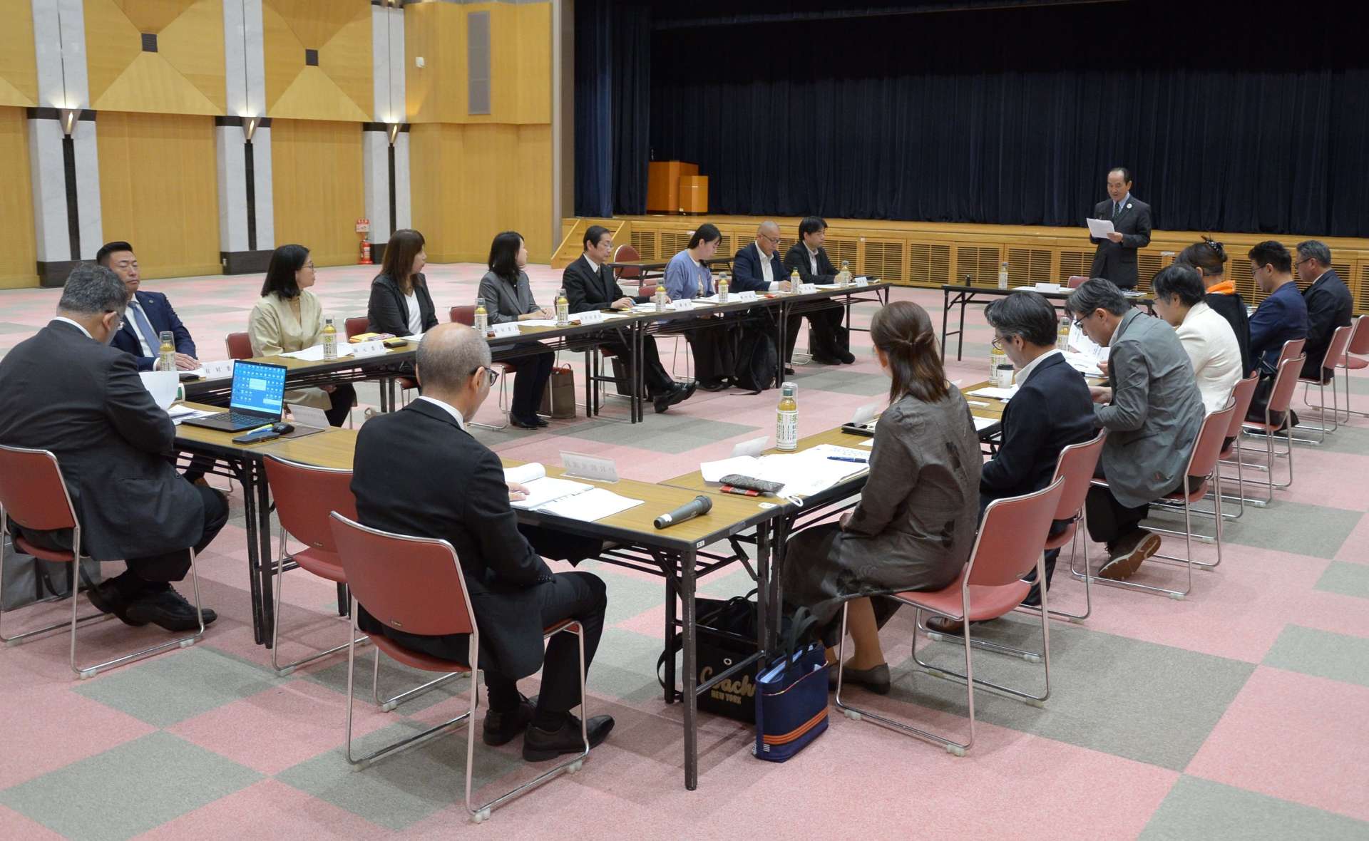 県内観光の実績報告や現状についての意見交換があった会合＝４日、県庁