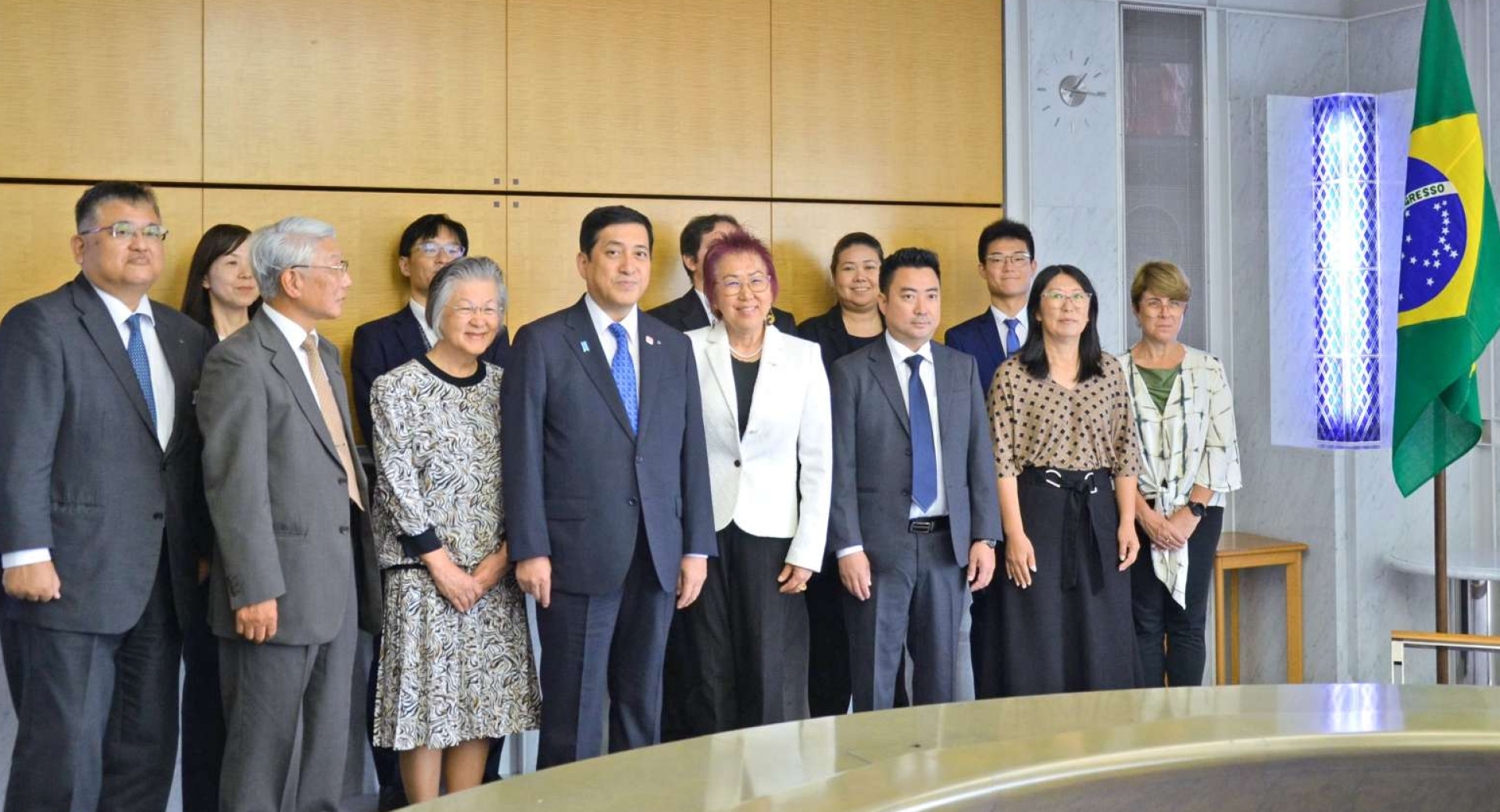 表敬訪問するブラジル鹿児島県人会の会員ら＝４日、鹿児島県庁