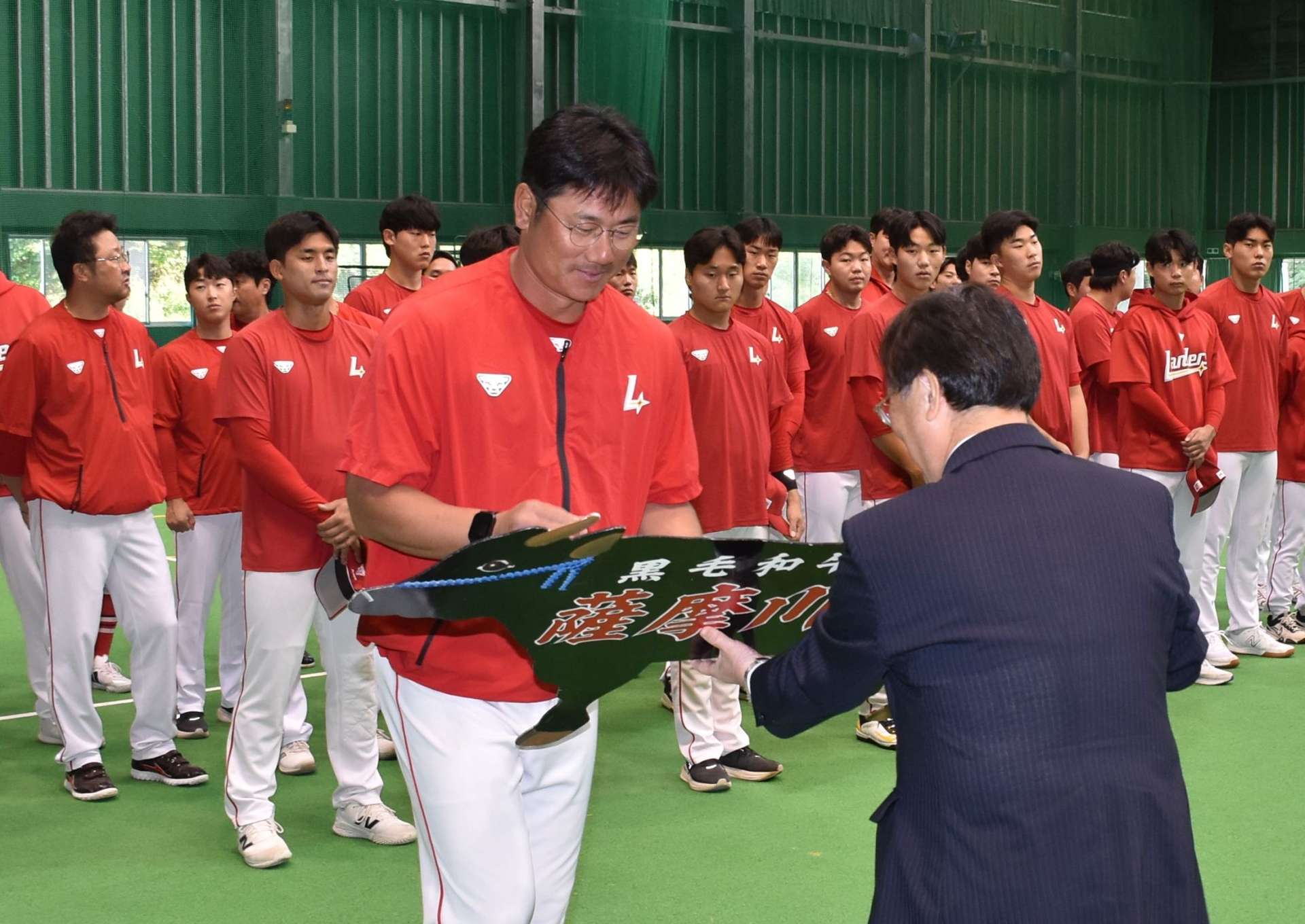 贈呈品を受け取るＳＳＧランダースの朴正権２軍監督＝薩摩川内市のサンドームせんだい