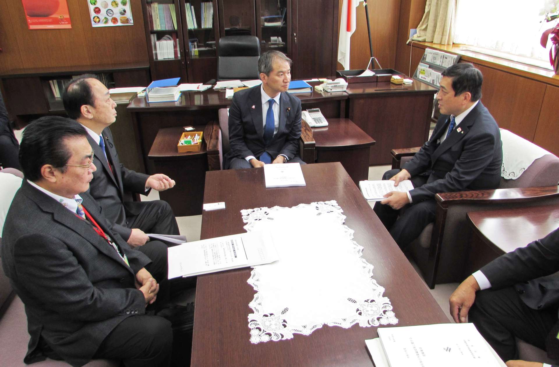 広瀬建農林水産政務官に提案事項を説明する塩田康一知事（右）＝６日、農林水産省