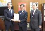 広瀬建農林水産政務官に提案事項を手渡す塩田康一知事（中央）＝６日、農林水産省