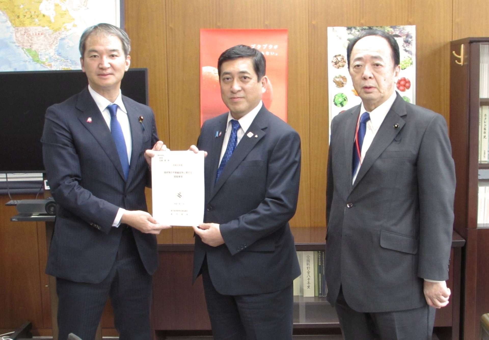 広瀬建農林水産政務官に提案事項を手渡す塩田康一知事（中央）＝６日、農林水産省