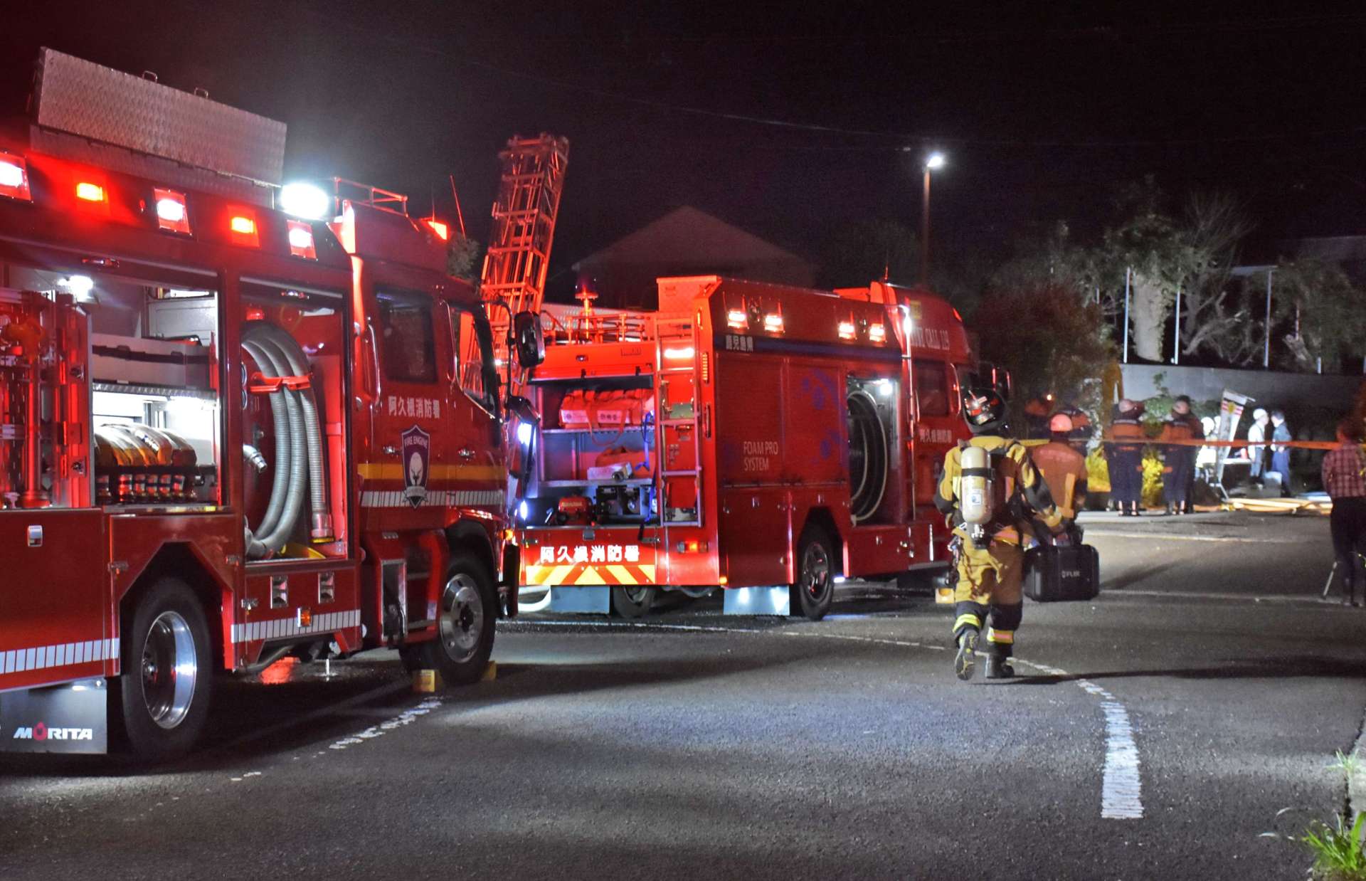 火元へ向かう消防士ら＝６日、阿久根市西目