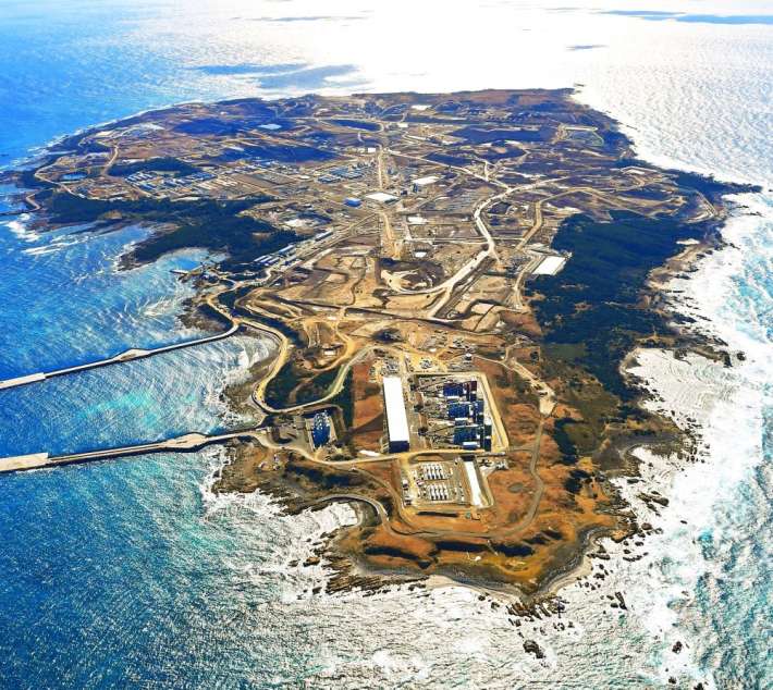 〈資料写真〉自衛隊基地の整備が進む馬毛島＝西之表市の馬毛島上空（本社チャーター機から撮影）