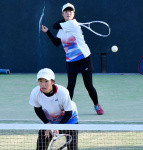 決勝リーグ鹿女戦、息の合ったプレーを見せる鹿実の長倉（奥）と稲村＝東開庭球場