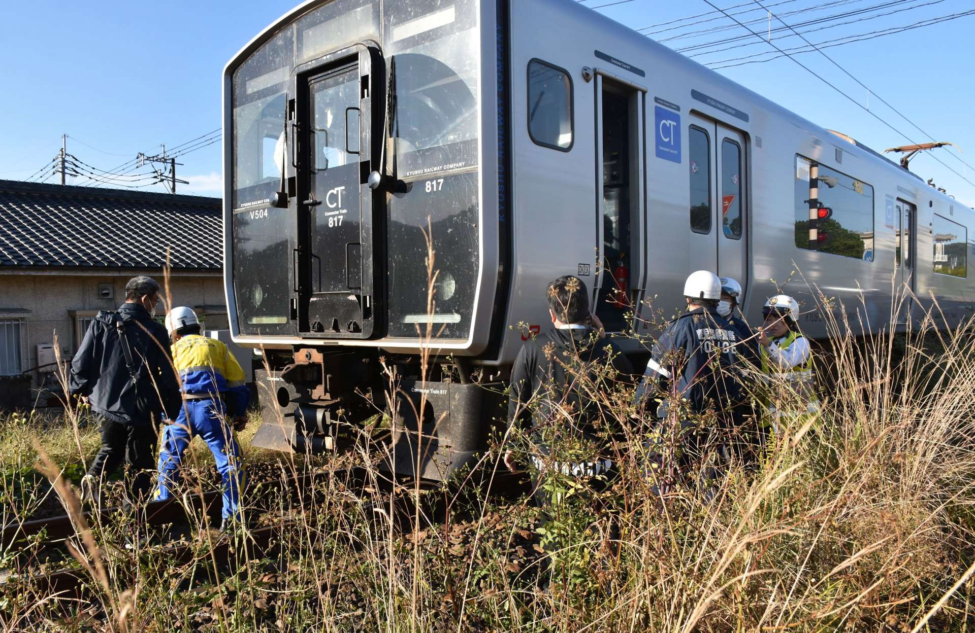 人身事故を受け、停車中の普通列車＝７日８時２０分ごろ、姶良市加治木の柳田踏切付近