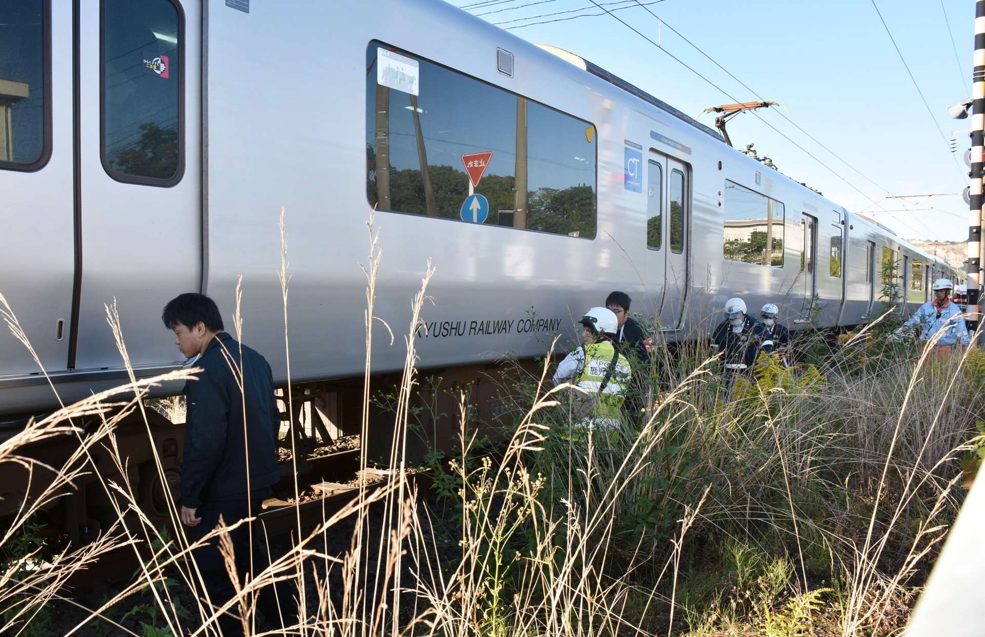 人身事故を受け、停車中だった普通列車＝７日８時２０分ごろ、姶良市加治木の柳田踏切付近