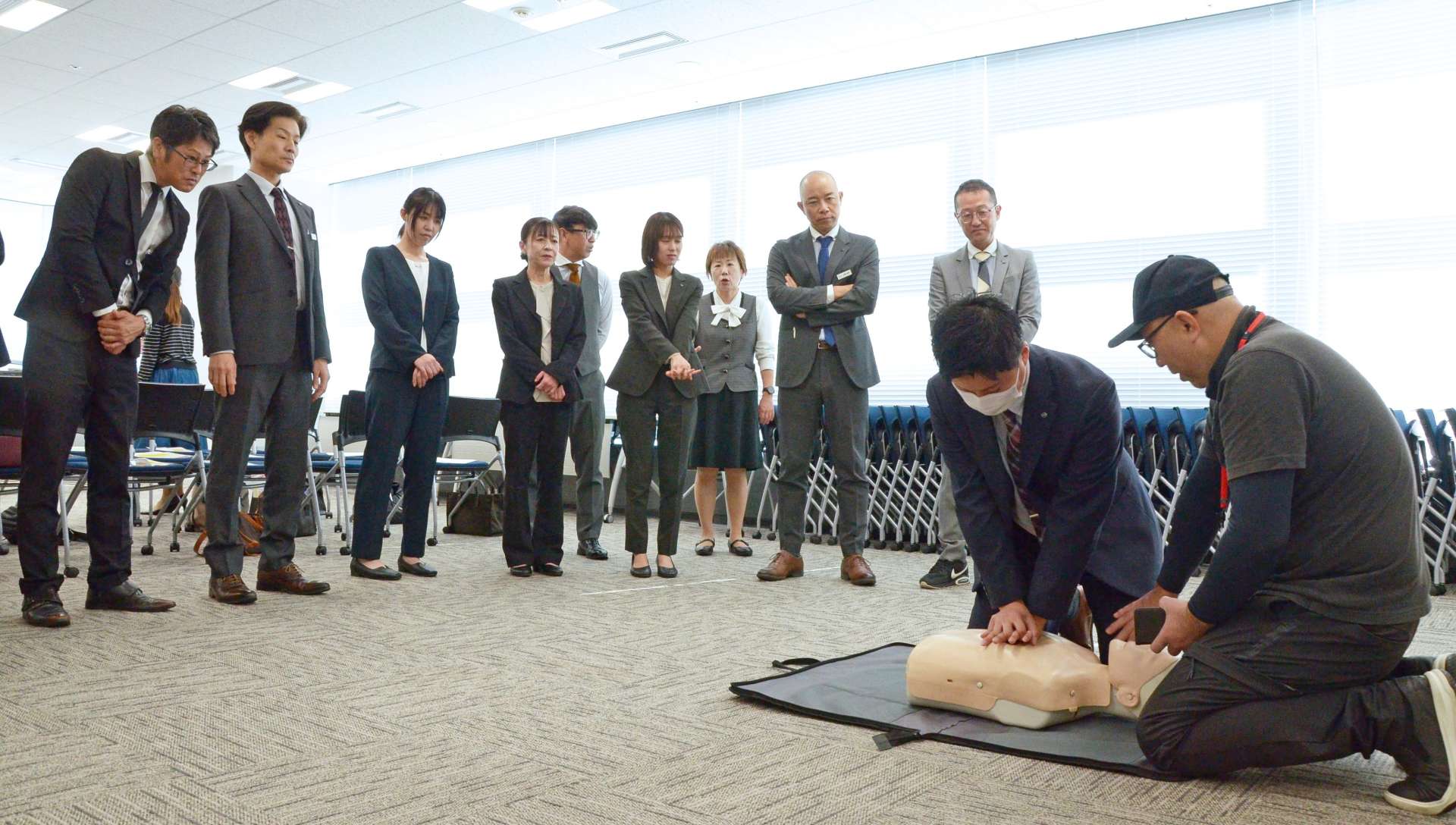 心肺蘇生法を学ぶ参加者ら＝６日、損保ジャパン鹿児島支店