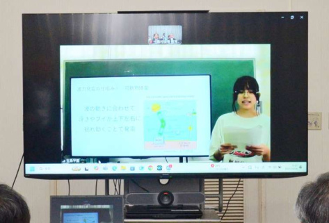 （別カット）ビデオ会議システムで宝島の地域活性化策を発表する宝島学園の生徒＝鹿児島市の十島村役場