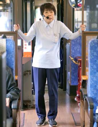 （別カット）震災当日の揺れを大きく身体を揺らしながら表現する語り部の宮下左文さん