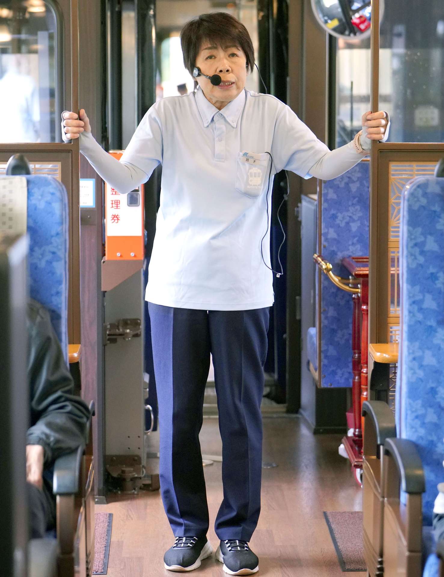 （別カット）震災当日の揺れを大きく身体を揺らしながら表現する語り部の宮下左文さん