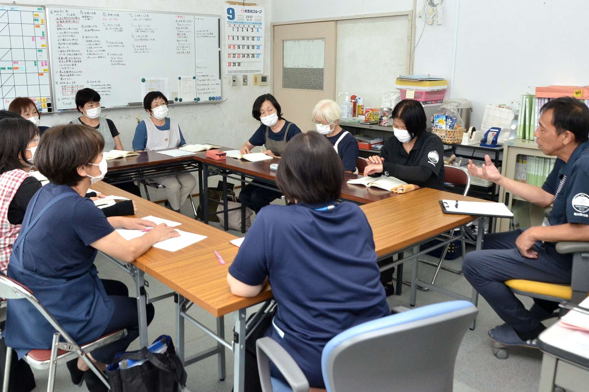 訪問介護利用者の情報を共有するヘルパーら＝南大隅町社会福祉協議会