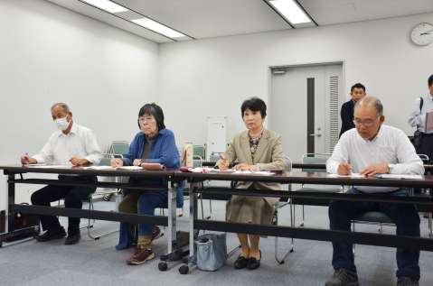 乾式貯蔵施設の整備に了承しないよう鹿児島県へ申し入れる鳥原良子会長（左から３人目）ら市民団体のメンバー＝７日、県庁