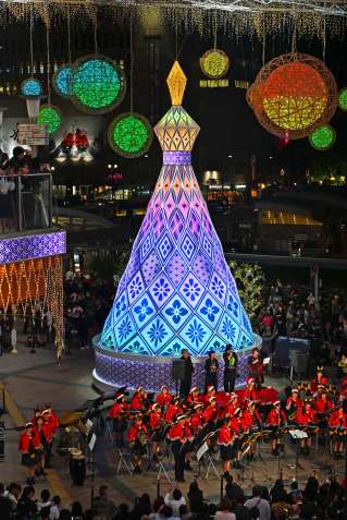 【別カット】アミュ広場を華やかに彩るイルミネーション＝７日、鹿児島市中央町