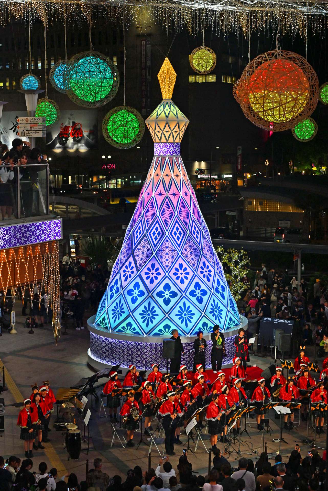 【別カット】アミュ広場を華やかに彩るイルミネーション＝７日、鹿児島市中央町