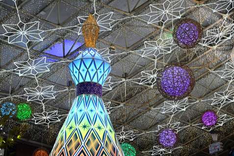 アミュ広場を華やかに彩るイルミネーション＝７日、鹿児島市中央町